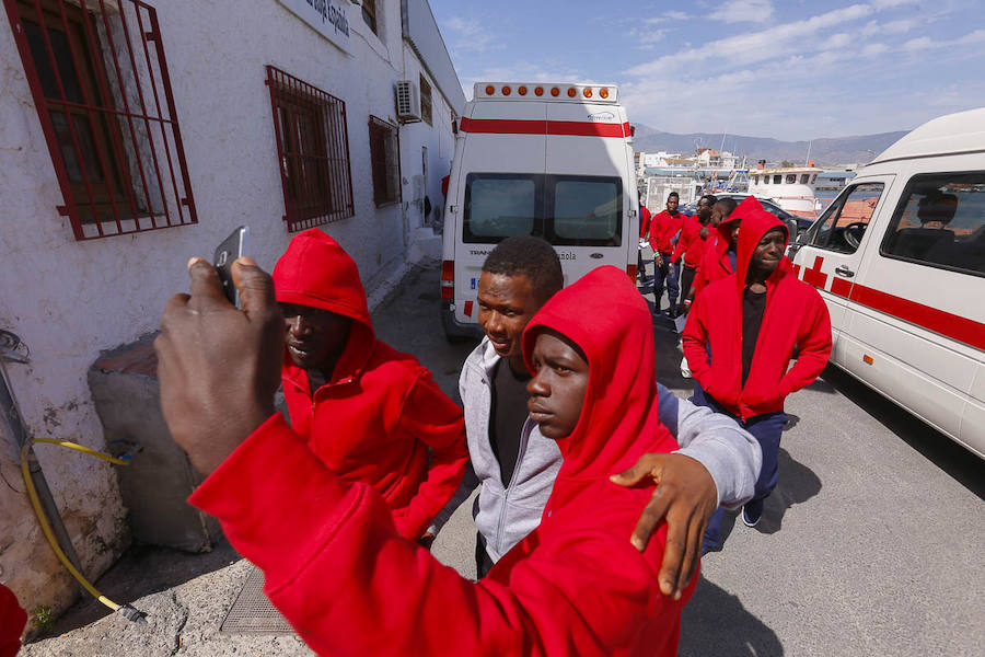 Motril está desborada por la crisis de inmigrantes que llegan a las costas andaluzas en las últimas horas. Esta tarde han salido a la calle 92 de la última tanda.