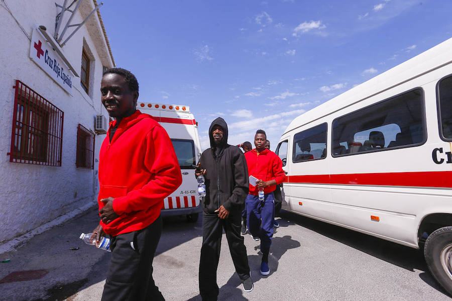 Motril está desborada por la crisis de inmigrantes que llegan a las costas andaluzas en las últimas horas. Esta tarde han salido a la calle 92 de la última tanda.
