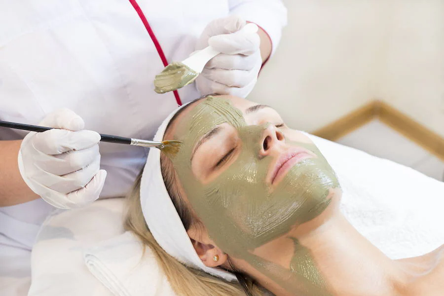 Algún tratamiento facial como un peeling que ayuda a mantener el moreno en tu piel durante más tiempo. 