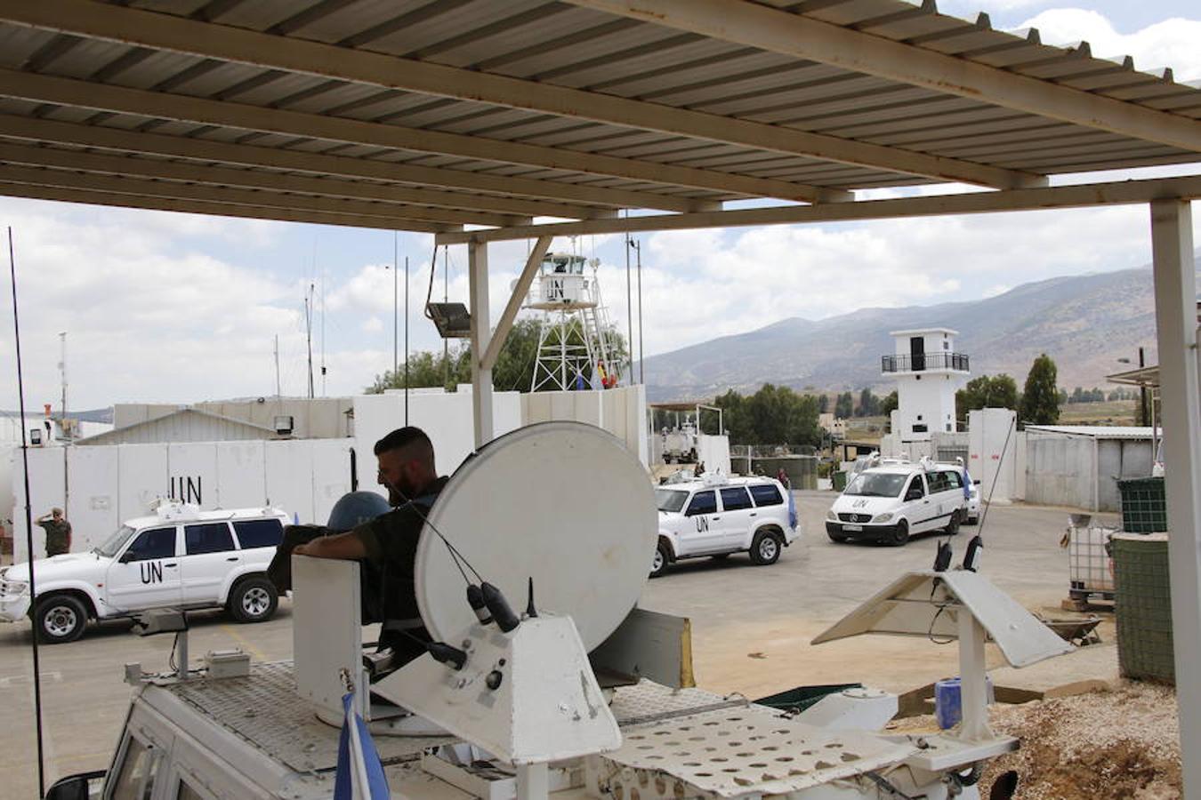 Margarita Robles visita dos puestos de vigilancia estratégicos claves dentro del despliegue de UNIFIL