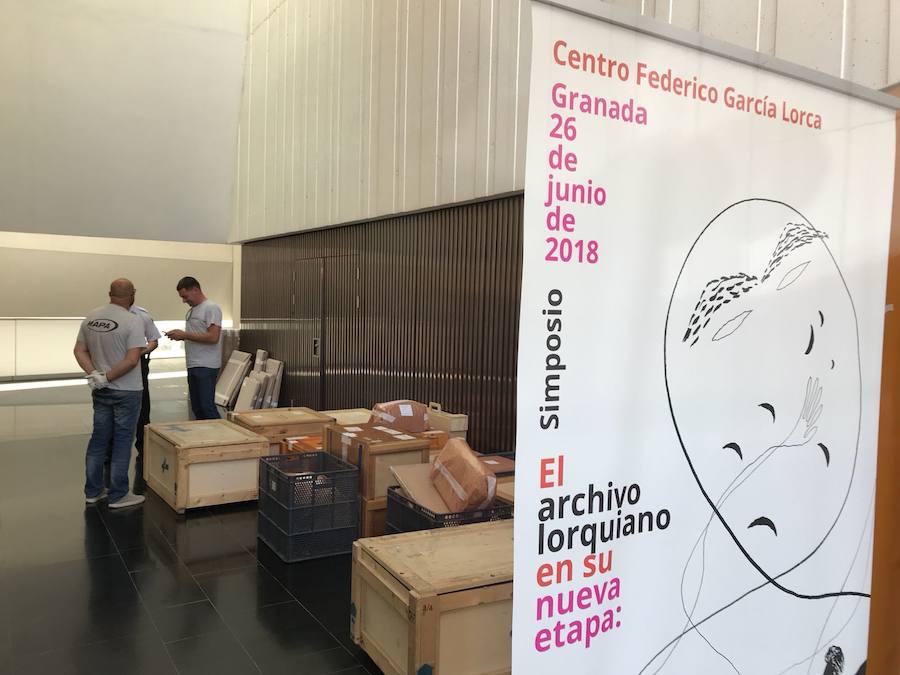 El archivo completo del poeta, compuesto por miles de documentos, cartas, manuscritos, libros y dibujos, está ya en el Centro Lorca