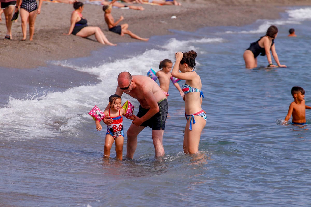 Así se despide junio y comienza julio: con la playa de Salobreña repleta de gente refrescándose en el mar 