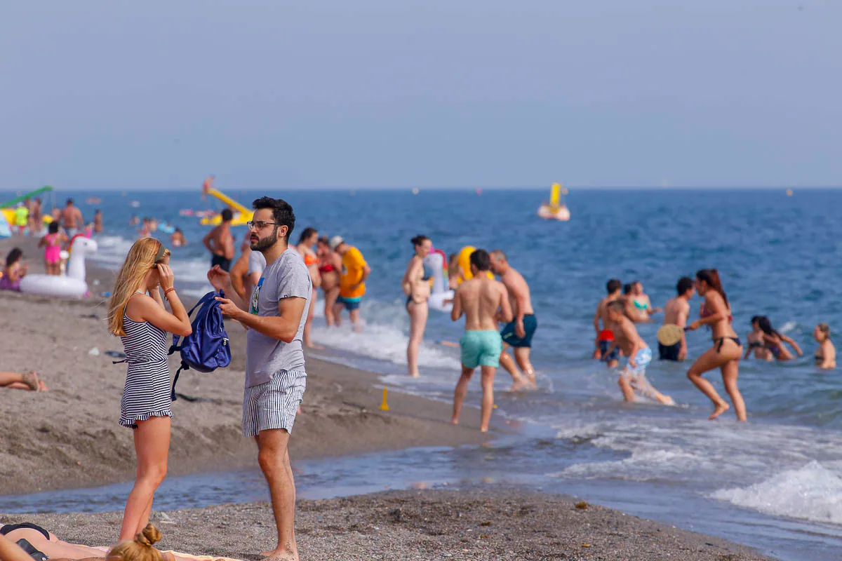 Así se despide junio y comienza julio: con la playa de Salobreña repleta de gente refrescándose en el mar 