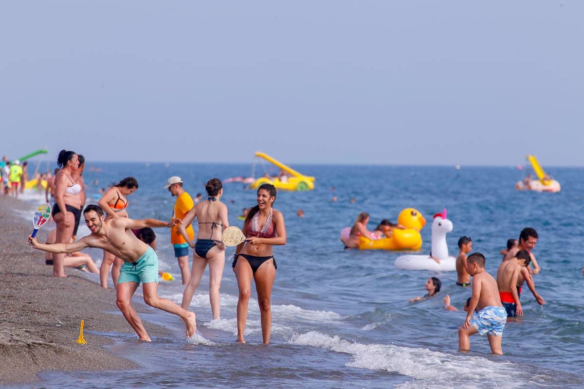 Así se despide junio y comienza julio: con la playa de Salobreña repleta de gente refrescándose en el mar 