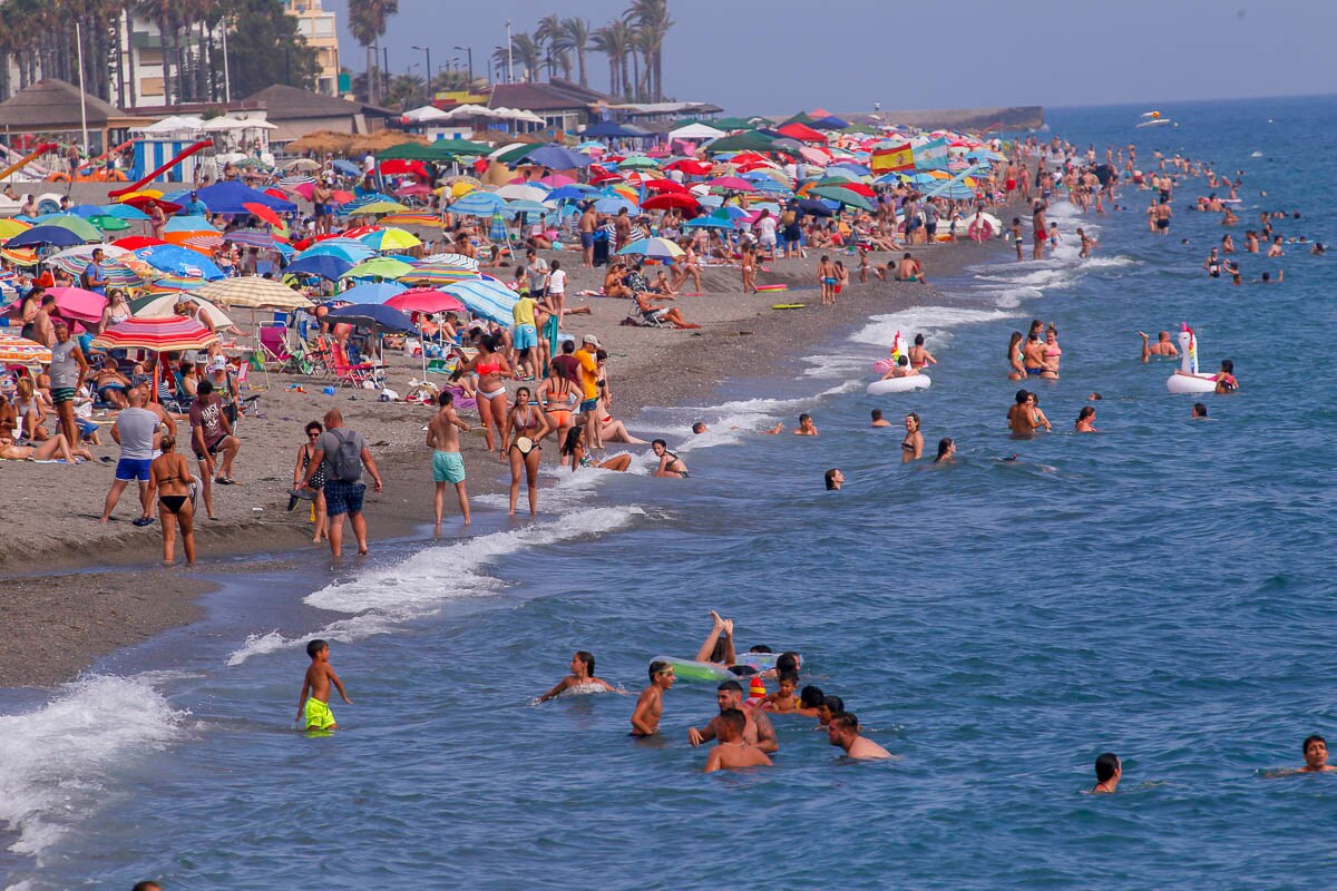 Así se despide junio y comienza julio: con la playa de Salobreña repleta de gente refrescándose en el mar 