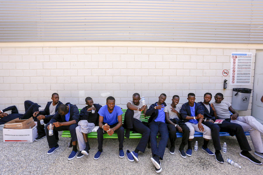 El viernes por la tarde quedaron en libertad los 132 inmigrantes, entre ellos varios menores, que llegaron a Motril en tres pateras el pasado martes. Antes de abandonar el pabellón donde fueron alojados, se vivieron emotivos momentos de alegria y despedida. 