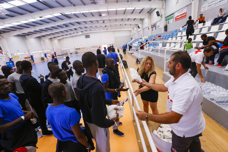 El viernes por la tarde quedaron en libertad los 132 inmigrantes, entre ellos varios menores, que llegaron a Motril en tres pateras el pasado martes. Antes de abandonar el pabellón donde fueron alojados, se vivieron emotivos momentos de alegria y despedida. 