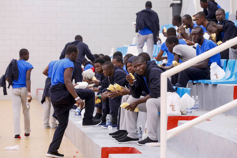 El viernes por la tarde quedaron en libertad los 132 inmigrantes, entre ellos varios menores, que llegaron a Motril en tres pateras el pasado martes. Antes de abandonar el pabellón donde fueron alojados, se vivieron emotivos momentos de alegria y despedida. 