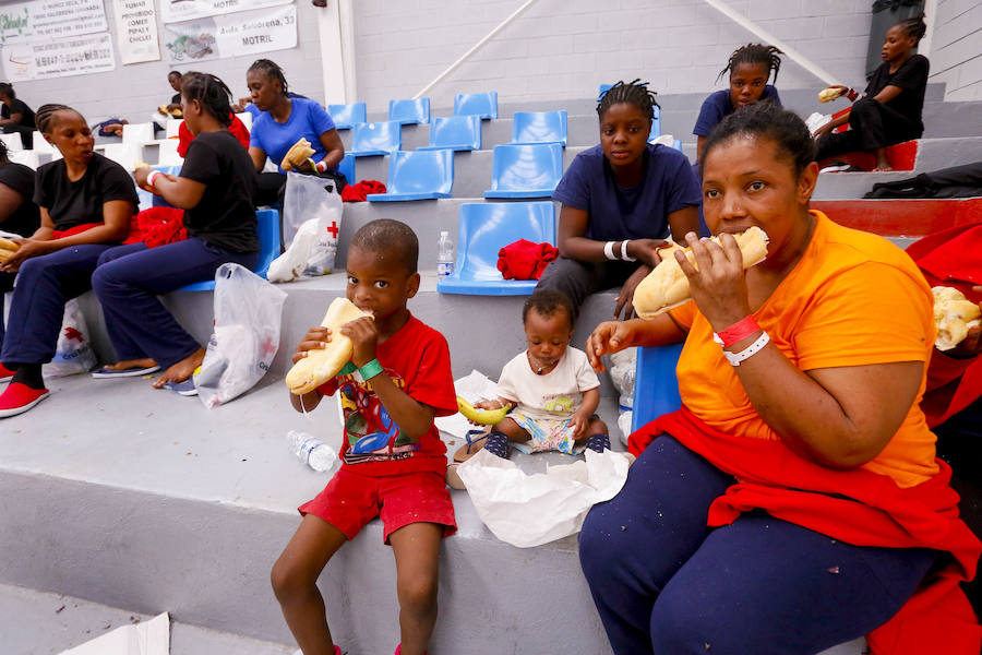 El viernes por la tarde quedaron en libertad los 132 inmigrantes, entre ellos varios menores, que llegaron a Motril en tres pateras el pasado martes. Antes de abandonar el pabellón donde fueron alojados, se vivieron emotivos momentos de alegria y despedida. 