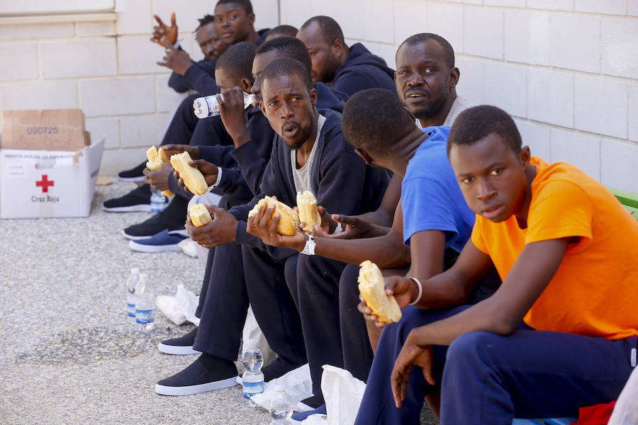 El viernes por la tarde quedaron en libertad los 132 inmigrantes, entre ellos varios menores, que llegaron a Motril en tres pateras el pasado martes. Antes de abandonar el pabellón donde fueron alojados, se vivieron emotivos momentos de alegria y despedida. 