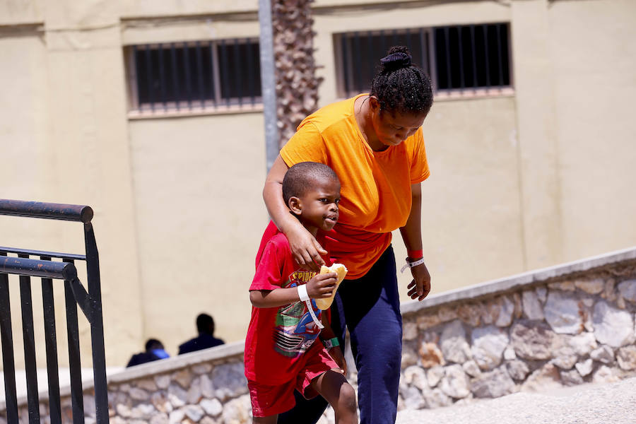 El viernes por la tarde quedaron en libertad los 132 inmigrantes, entre ellos varios menores, que llegaron a Motril en tres pateras el pasado martes. Antes de abandonar el pabellón donde fueron alojados, se vivieron emotivos momentos de alegria y despedida. 