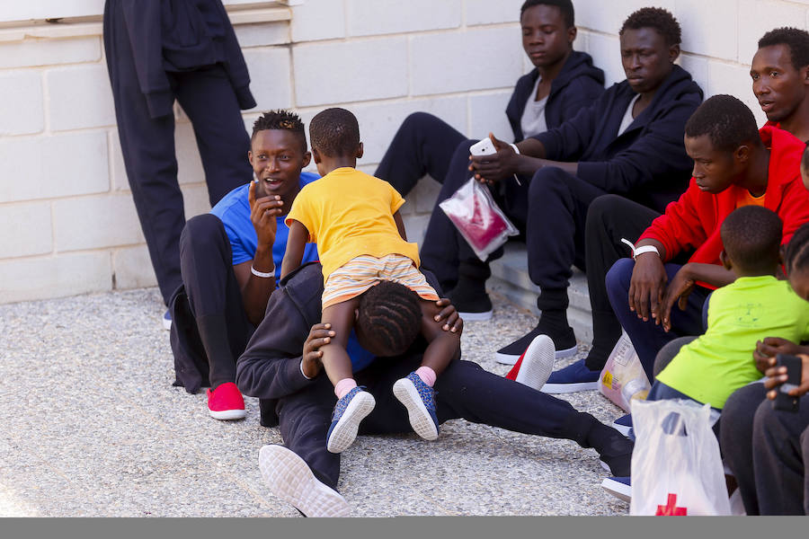 El viernes por la tarde quedaron en libertad los 132 inmigrantes, entre ellos varios menores, que llegaron a Motril en tres pateras el pasado martes. Antes de abandonar el pabellón donde fueron alojados, se vivieron emotivos momentos de alegria y despedida. 