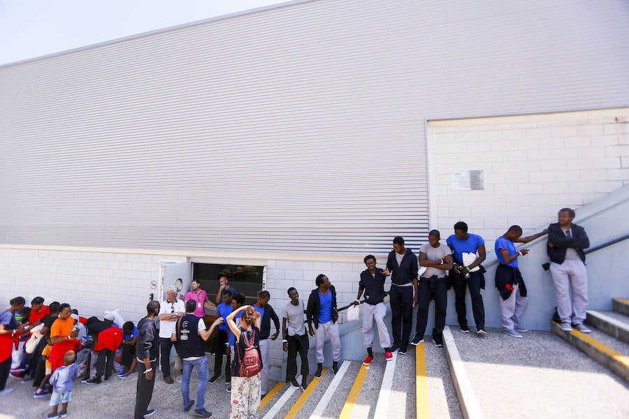 El viernes por la tarde quedaron en libertad los 132 inmigrantes, entre ellos varios menores, que llegaron a Motril en tres pateras el pasado martes. Antes de abandonar el pabellón donde fueron alojados, se vivieron emotivos momentos de alegria y despedida. 