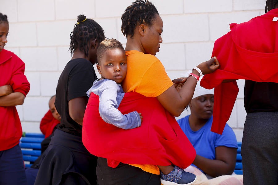 El viernes por la tarde quedaron en libertad los 132 inmigrantes, entre ellos varios menores, que llegaron a Motril en tres pateras el pasado martes. Antes de abandonar el pabellón donde fueron alojados, se vivieron emotivos momentos de alegria y despedida. 