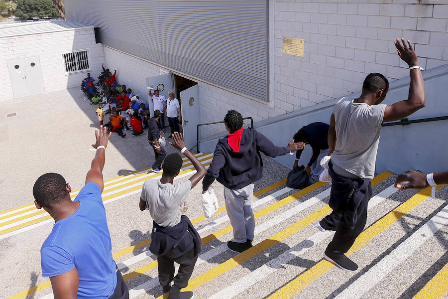 El viernes por la tarde quedaron en libertad los 132 inmigrantes, entre ellos varios menores, que llegaron a Motril en tres pateras el pasado martes. Antes de abandonar el pabellón donde fueron alojados, se vivieron emotivos momentos de alegria y despedida. 