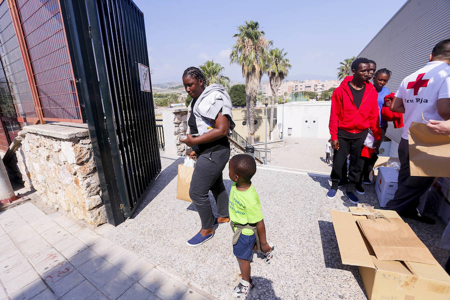 El viernes por la tarde quedaron en libertad los 132 inmigrantes, entre ellos varios menores, que llegaron a Motril en tres pateras el pasado martes. Antes de abandonar el pabellón donde fueron alojados, se vivieron emotivos momentos de alegria y despedida. 