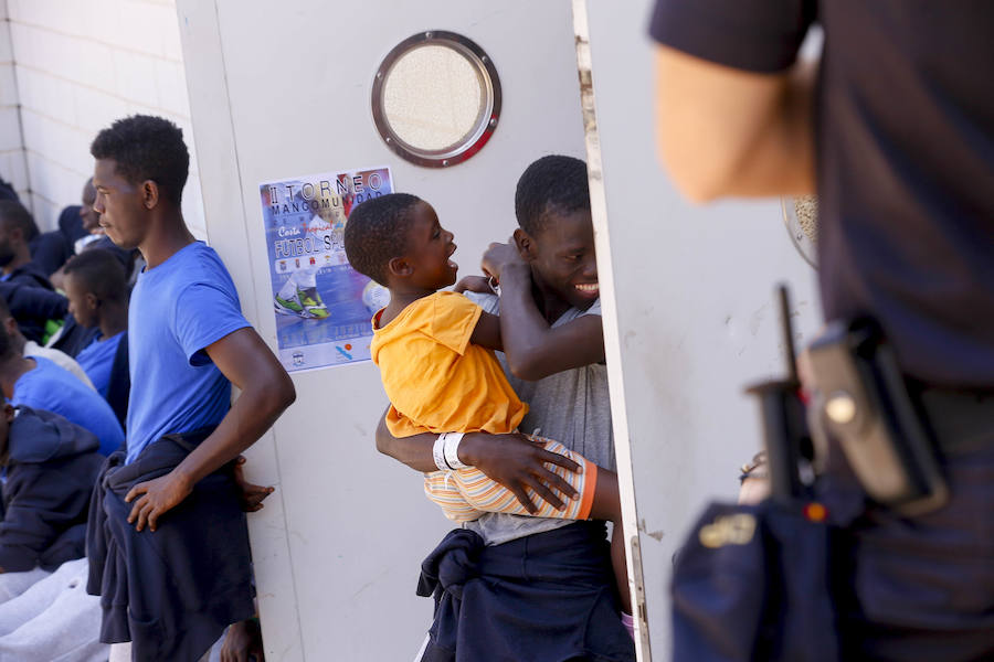 El viernes por la tarde quedaron en libertad los 132 inmigrantes, entre ellos varios menores, que llegaron a Motril en tres pateras el pasado martes. Antes de abandonar el pabellón donde fueron alojados, se vivieron emotivos momentos de alegria y despedida. 