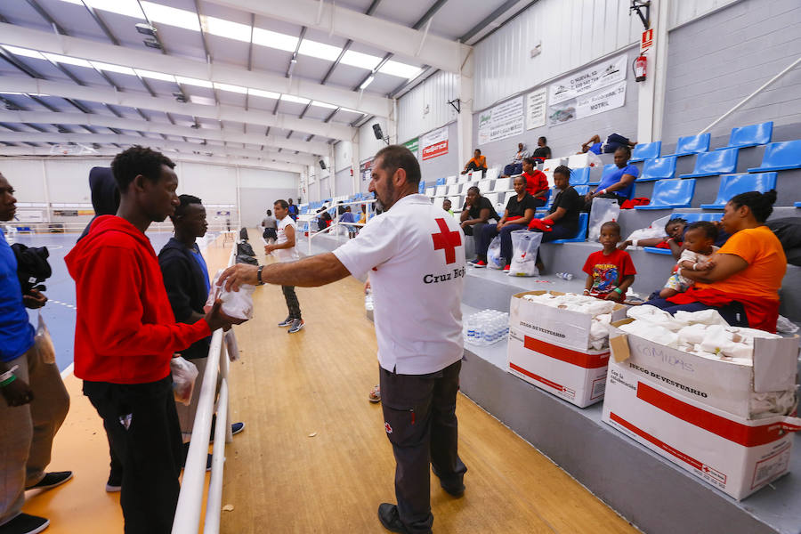 El viernes por la tarde quedaron en libertad los 132 inmigrantes, entre ellos varios menores, que llegaron a Motril en tres pateras el pasado martes. Antes de abandonar el pabellón donde fueron alojados, se vivieron emotivos momentos de alegria y despedida. 