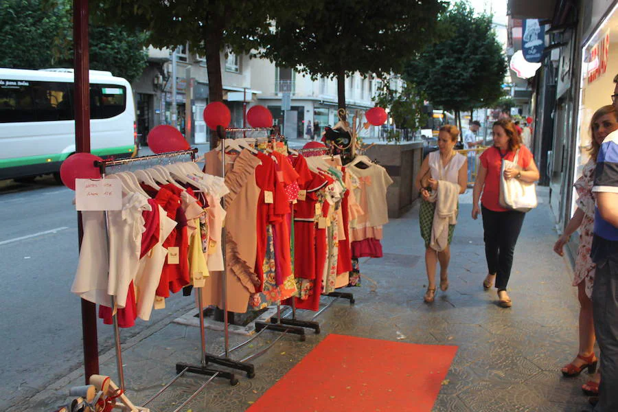 Jaén adelanta la fecha de los descuentos sacando las tiendas su género fuera hasta las once de la noche Pistoletazo a la temporada de descuentos en la capital con música y stands en la calle y cava gratis