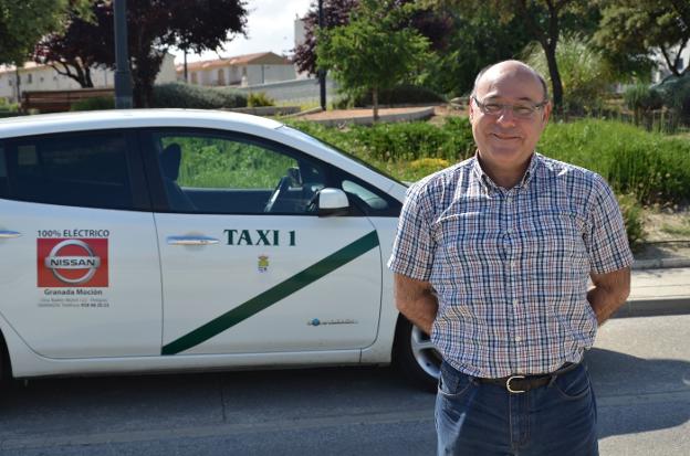 Miguel Hita, el primer taxista de Andalucía que ofrece sus servicios en un coche eléctrico.