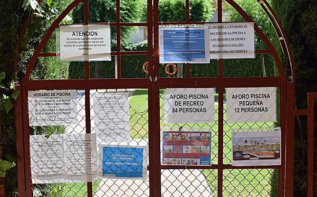 Imagen principal - Carteles en una piscina comunitaria y sistema Siloé.