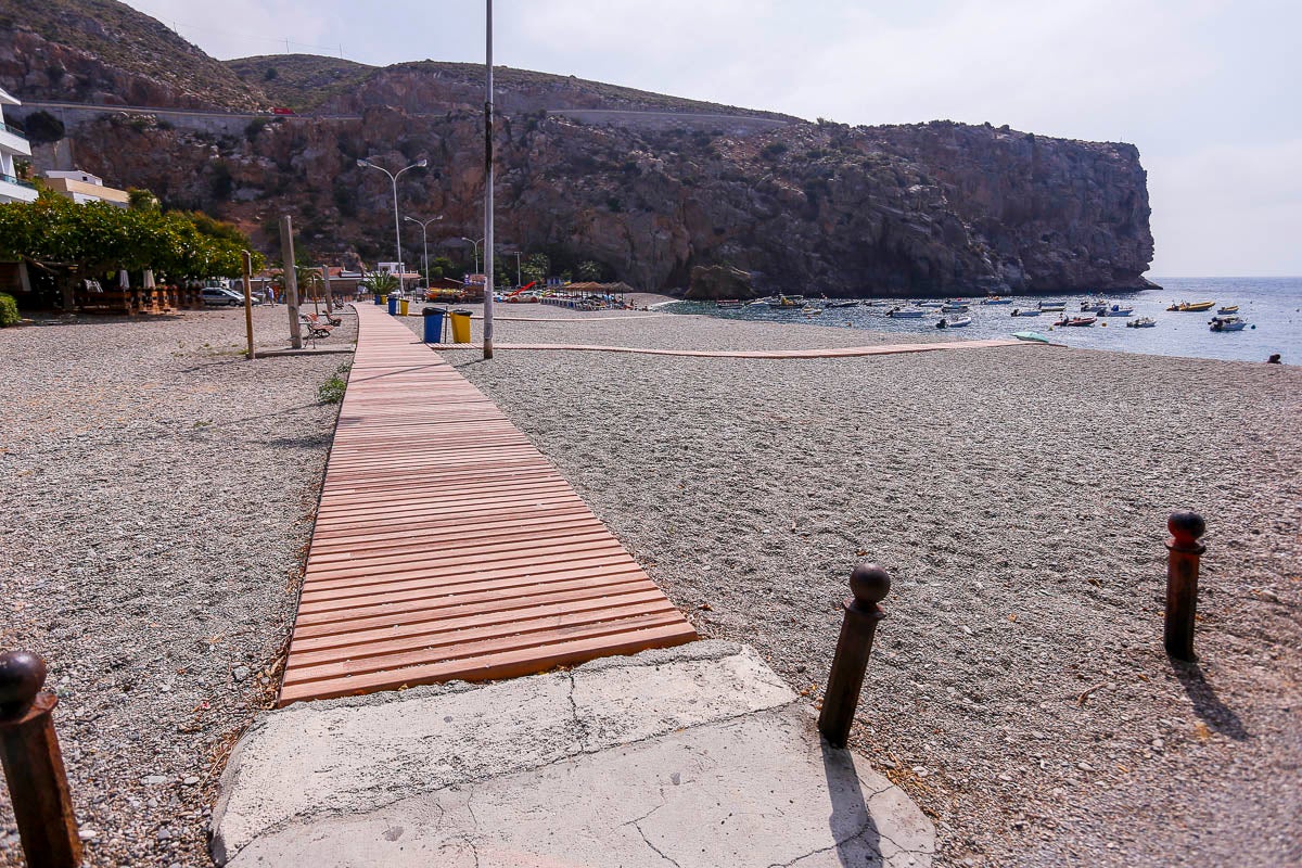 Zona varadero. A lo lejos vemos el muelle de la localidad donde se encuetra la zona de alquiler de hamacas, piraguas y patines. 