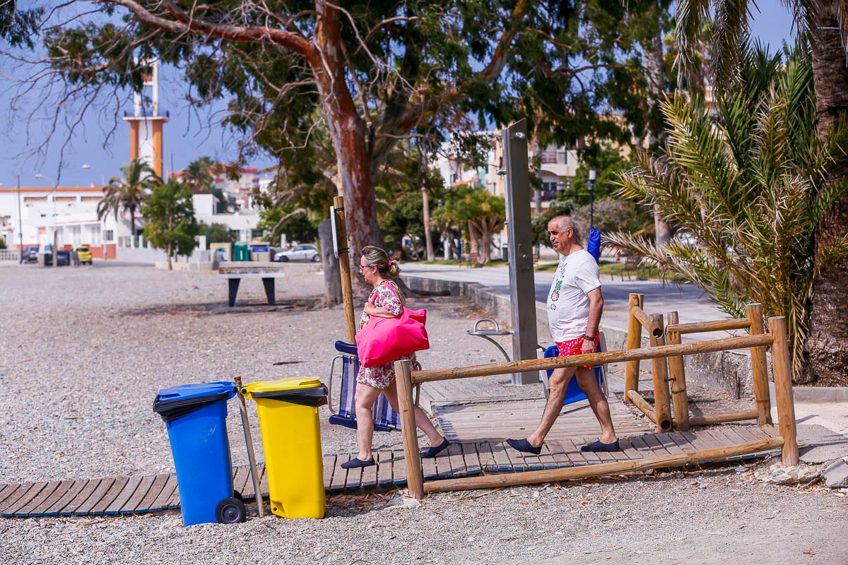 Zona centro. Dos bañistas bajando a la playa en los alrededores del centro del pueblo, junto a la Iglesia
