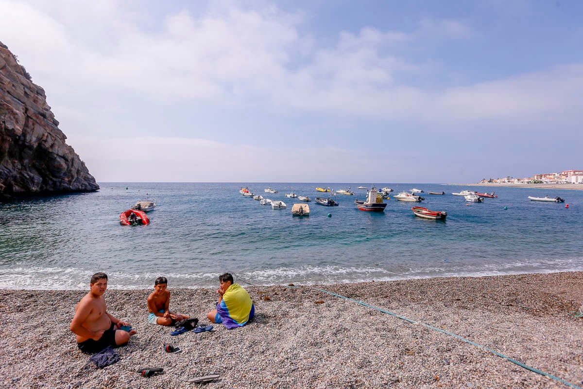 Calahonda cuenta con una de las mejores playas de la Costa Tropical compuesta principalmente por arena. Los servicos de limpieza están en perfectas condiciones lo que hacen que cada uno de los servicios sean óptimos. Cuenta con acceso para discapacitados, con zonas de juegos infantil e incluso con servicios de alquiler; donde los tuiristas podrán disfrutar de hamacas, piraguas y patines. Además, tiene númerosas duchas por toda la playa conectadas a la zona de baño con pasarelas de madera. Y en gastronomía también Calahonda es puntera, pues tiene varios chiringuitos cerca del paseo marítimo e incluso un hotel en primera línea de playa. Para los más curiosos también hay puntos de información en los que se pueden resolver todas las dudas y conocer todas las actividades veraniegas de la localidad. 