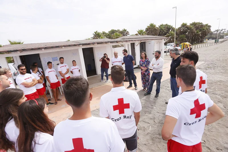 Equipo de socorristas de Cruz Roja que vigilará las playas de Motril durante este verano. 