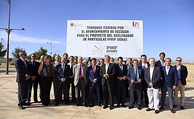 La delegación de Fusión for Energy desplazada a Escúzar en el verano de 2017, junto a miembros de las intituciones granadinas 