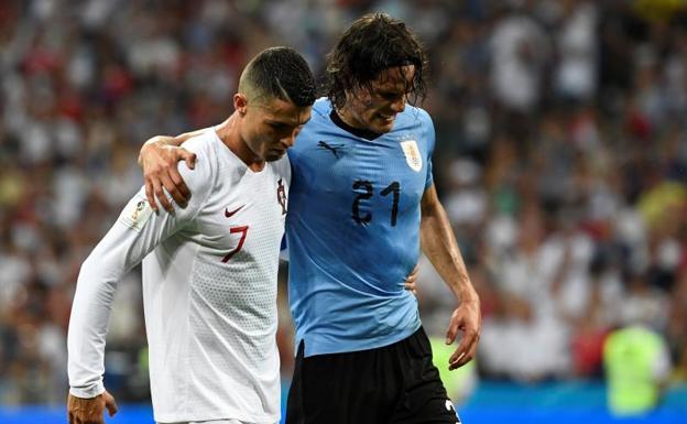 Cavani se retira lesionado del encuentro ante Portugal ayudado por Cristiano Ronaldo.