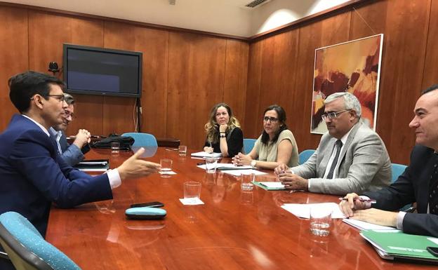 Reunión entre el Ayuntamiento de Granada y la consejería de Hacienda, ayer. 