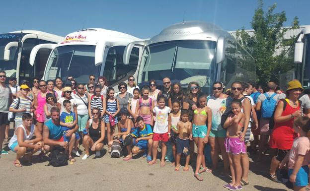 Vegas del Genil 'fletará' autobuses para que los vecinos sin vacaciones puedan ir a la playa este verano