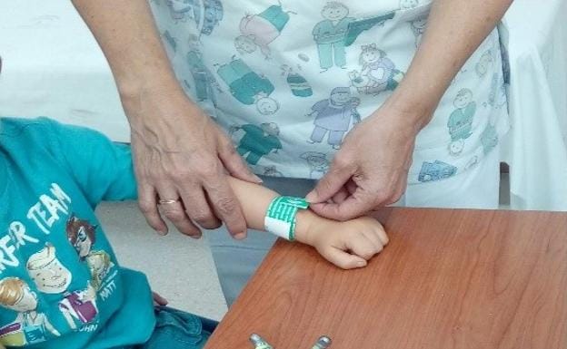 Colocación de las pulseras identificativas infantiles 