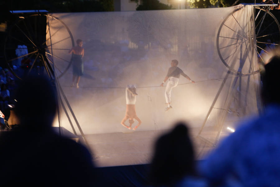 La compañía francesa deslumbró anoche en el FEX con su fusión de equilibrismo y música en la explanada del Palacio de Congresos 