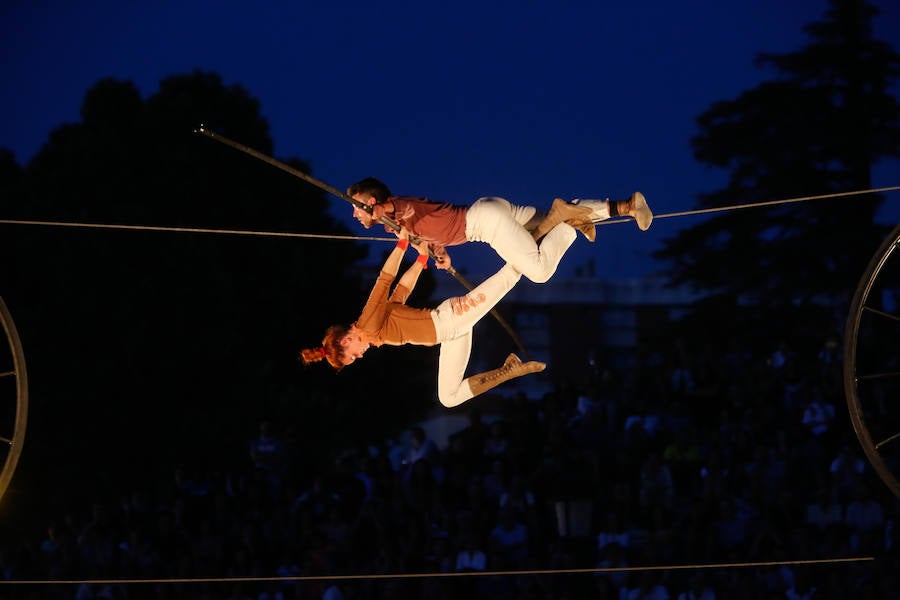 La compañía francesa deslumbró anoche en el FEX con su fusión de equilibrismo y música en la explanada del Palacio de Congresos 