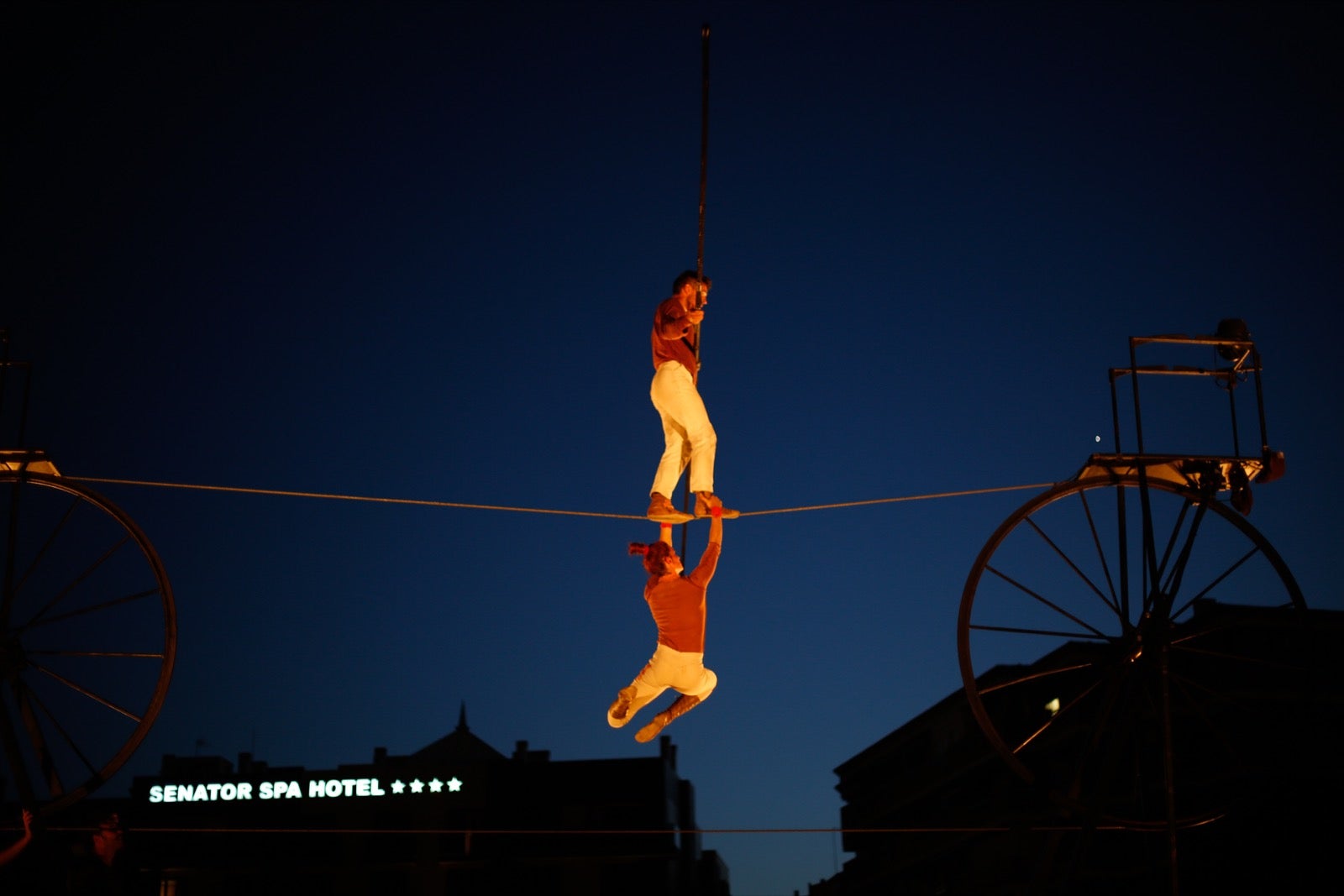 La compañía francesa deslumbró anoche en el FEX con su fusión de equilibrismo y música en la explanada del Palacio de Congresos 