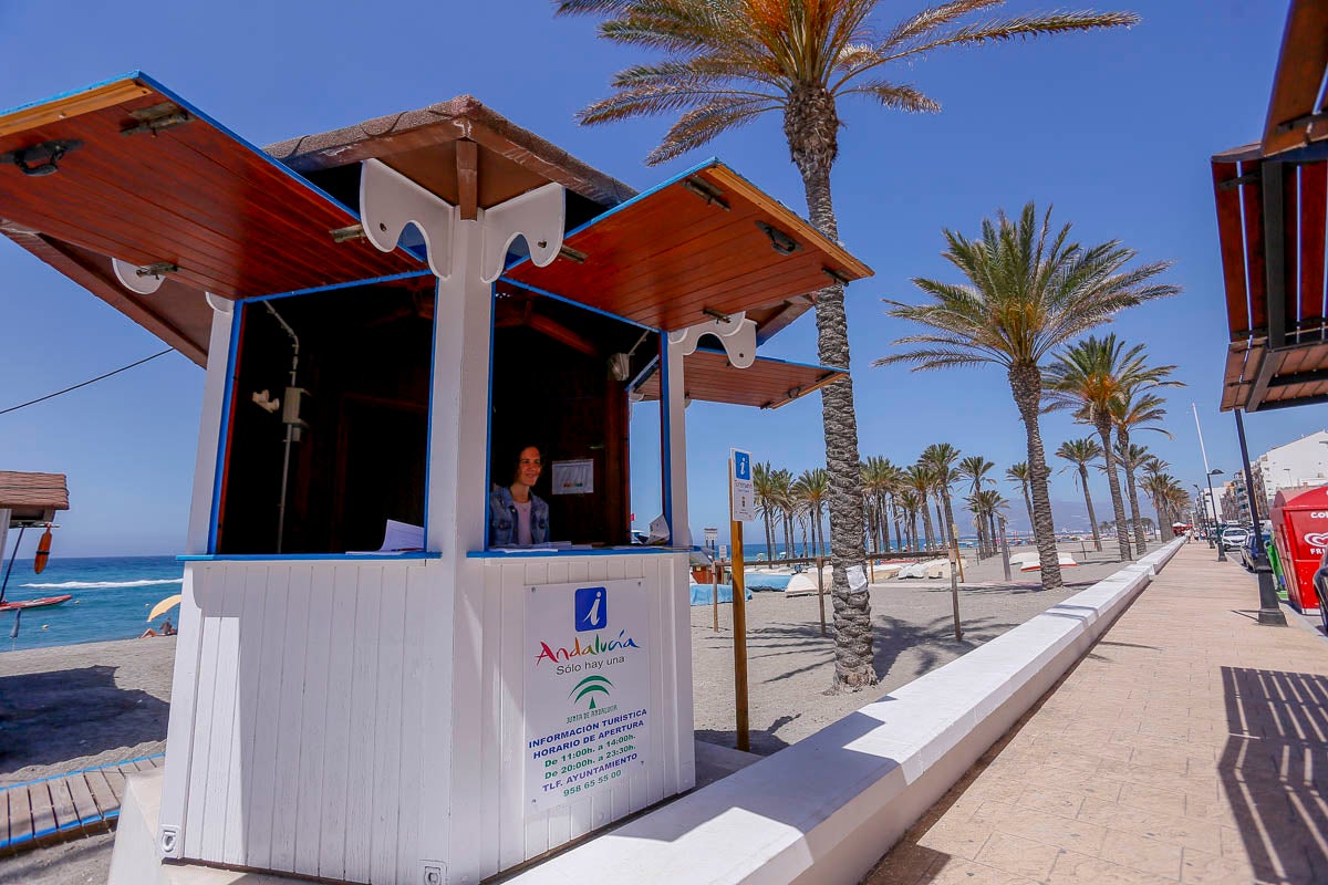 Torrenueva consigue cinco banderas Q de calidad por sus duchas adaptadas, baño social diario, reciclaje de basura y hasta pérgolas para ver los fantásticos atardeceres de la Costa Tropical. 