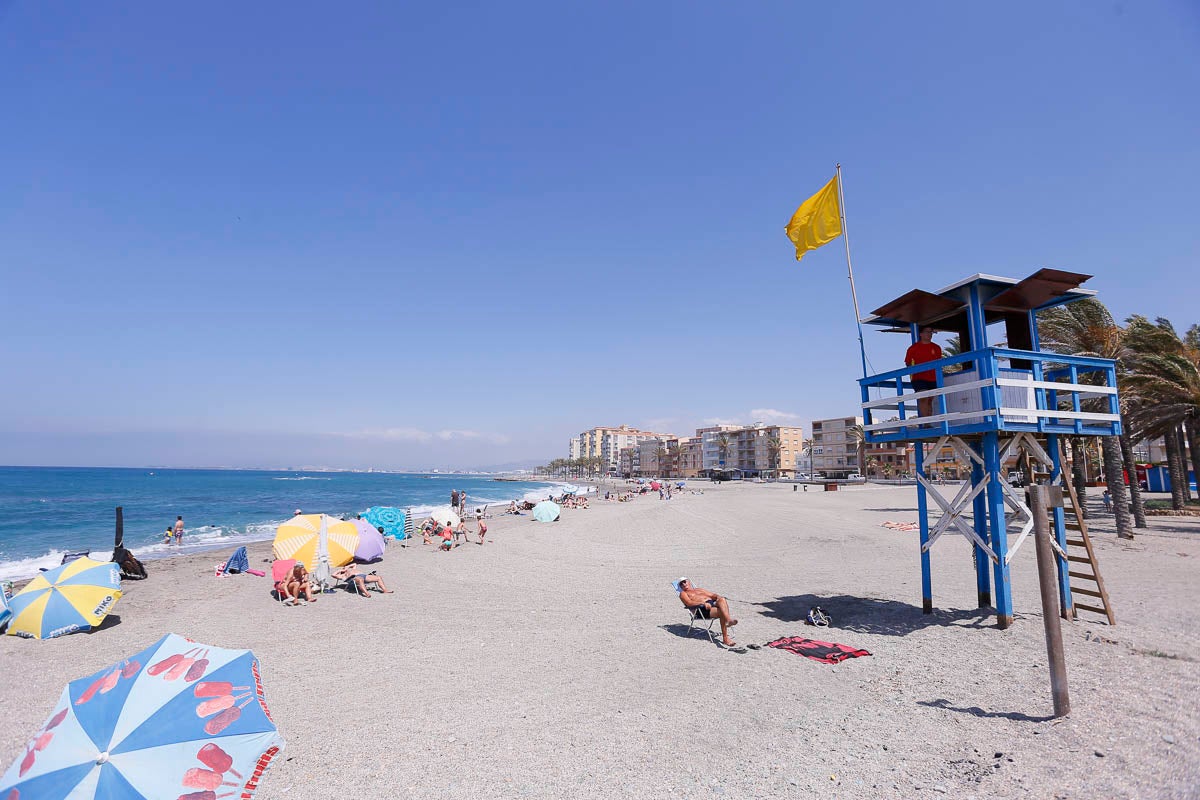 Torrenueva consigue cinco banderas Q de calidad por sus duchas adaptadas, baño social diario, reciclaje de basura y hasta pérgolas para ver los fantásticos atardeceres de la Costa Tropical. 