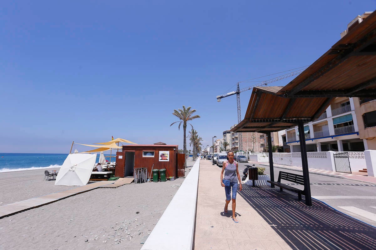 Torrenueva consigue cinco banderas Q de calidad por sus duchas adaptadas, baño social diario, reciclaje de basura y hasta pérgolas para ver los fantásticos atardeceres de la Costa Tropical. 