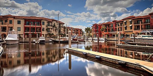 Una de las 'barriadas' de Naples, con los botes amarrados a la puerta de las casas. 