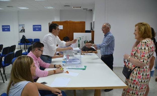 Gabriel Amat vota en presencia de Juan José Matarí. 