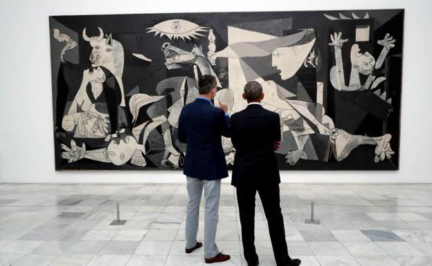 Felipe VI y el expresidente de EE.UU. observan el Guernica de Picasso.