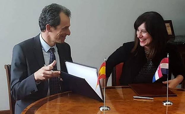 Pedro Duque, durante la firma con su homóloga croata, del documento que ratifica la candidatura conjunta por el acelerador de partículas.