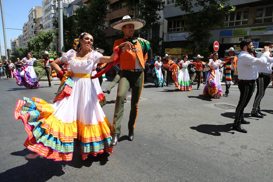 Decenas de curiosos siguieron de cerca los bailes y cánticos