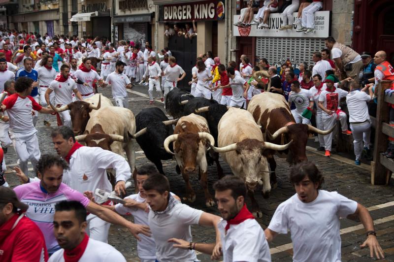 La carrera ha durado dos minutos y 54 segundos y ha sido tranquila, aunque ha habido momentos de peligro en Santo Domingo con los dos toros rezagados