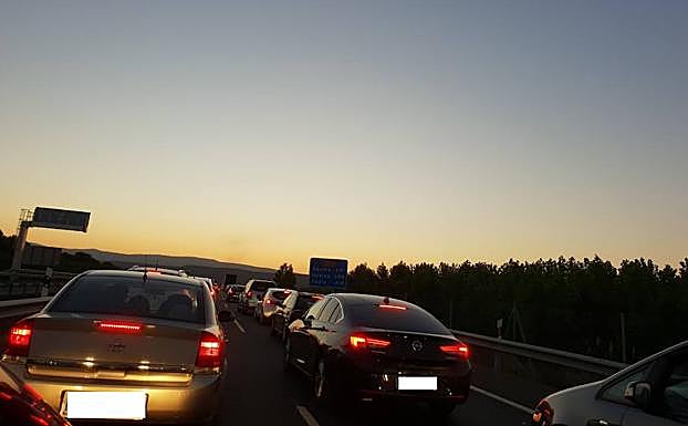 Atasco por las obras de reasfaltado en la A-92.