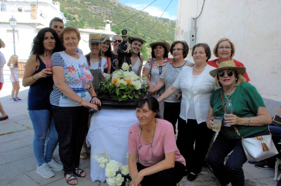 La Asociación 'Amigos de la Música' ha amenizado el festejo organizado por el sacerdote y colaborando el Ayuntamiento y los vecinos del municipio alpujarreño