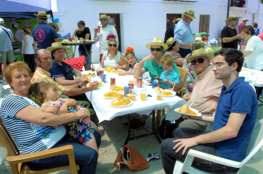 La Asociación 'Amigos de la Música' ha amenizado el festejo organizado por el sacerdote y colaborando el Ayuntamiento y los vecinos del municipio alpujarreño