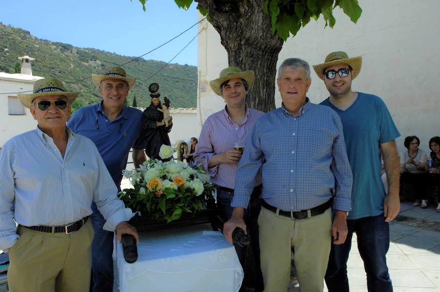 La Asociación 'Amigos de la Música' ha amenizado el festejo organizado por el sacerdote y colaborando el Ayuntamiento y los vecinos del municipio alpujarreño